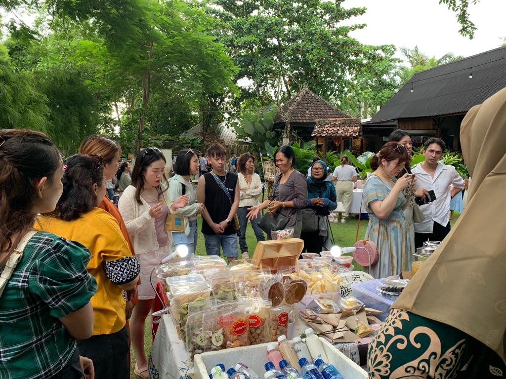 Keterangan Foto : Kegiatan Field Practice di Salah Satu Restoran di Jalan Danau Tamblingan, Sanur Bali