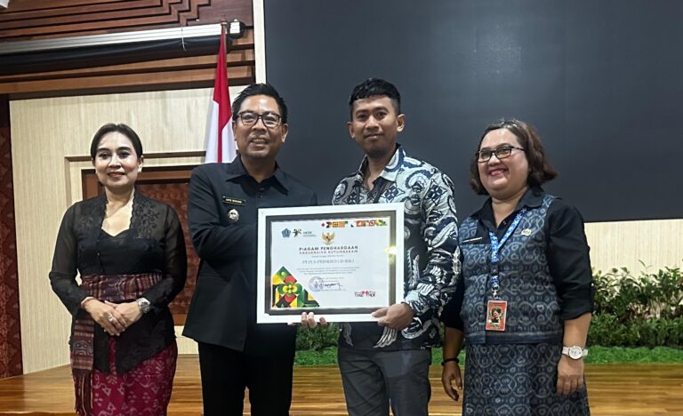 PLN memberikan penghargaan