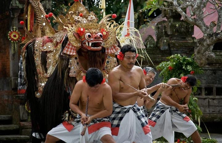 tradisi Ngurek di Bali