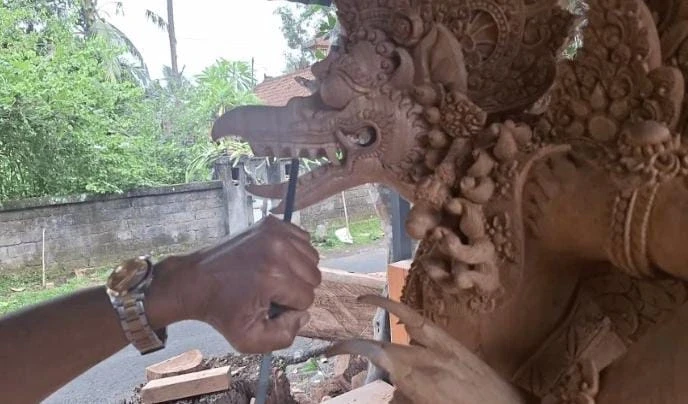 Patung Garuda Desa Pakudui