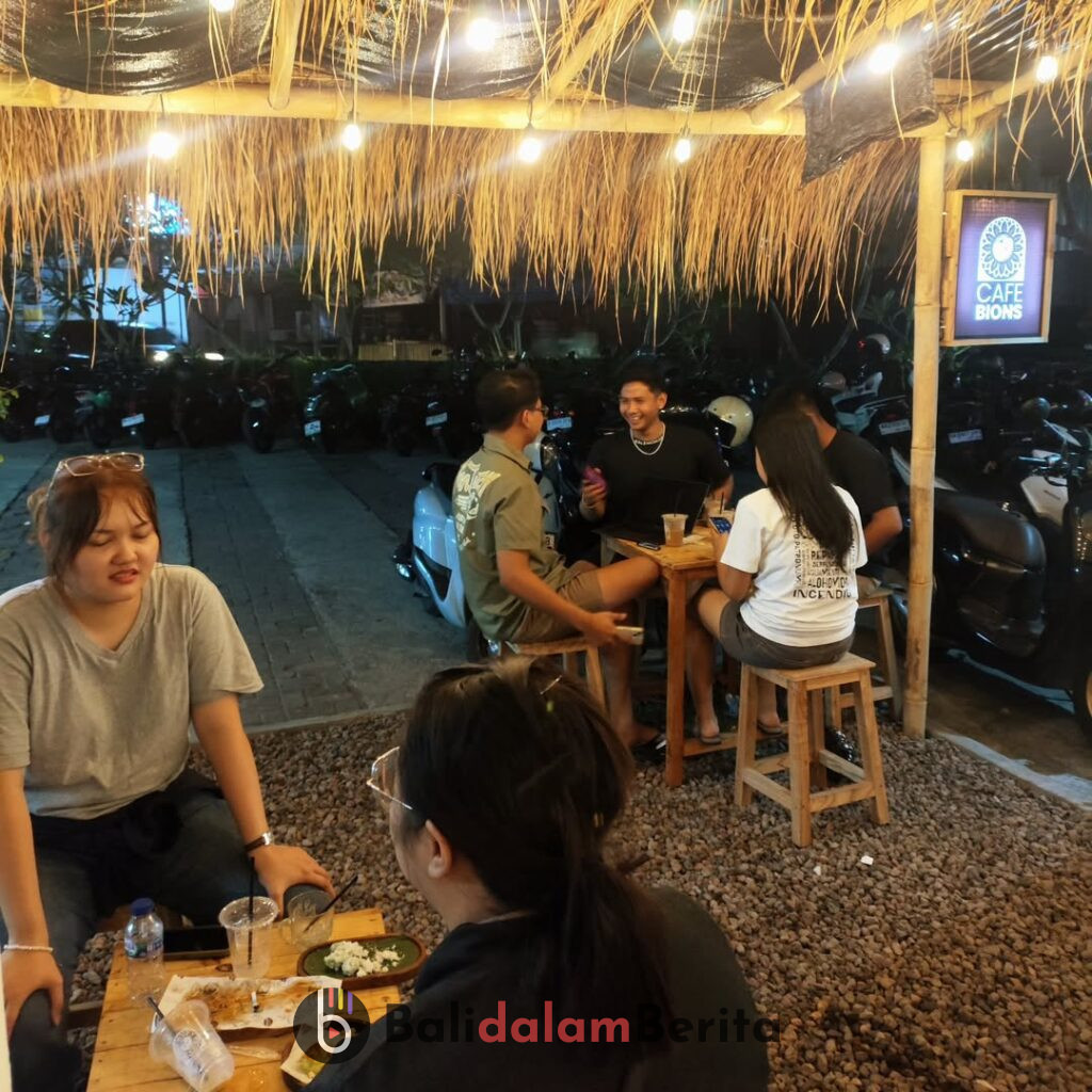 Cafe BIONS Coffee Shop Denpasar Klepon Nachos Burger