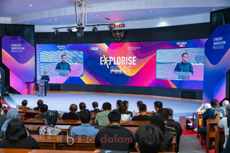 Direktur IT Digital Telkom Indonesia Faizal Rochmad Djoemadi saat memberikan penghargaan pada pemenang kategori “The Best Synergy Collaboration” pada acara Synergy Innovation Week 2025 di Bandung pada Kamis (27/11).
