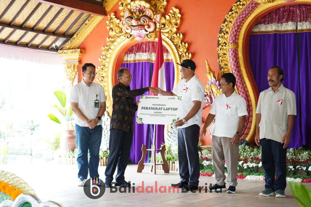 Gubernur Bali Wayan Koster memberikan bantuan kepada koperasi merah putih. Balidalamberita/istimewa