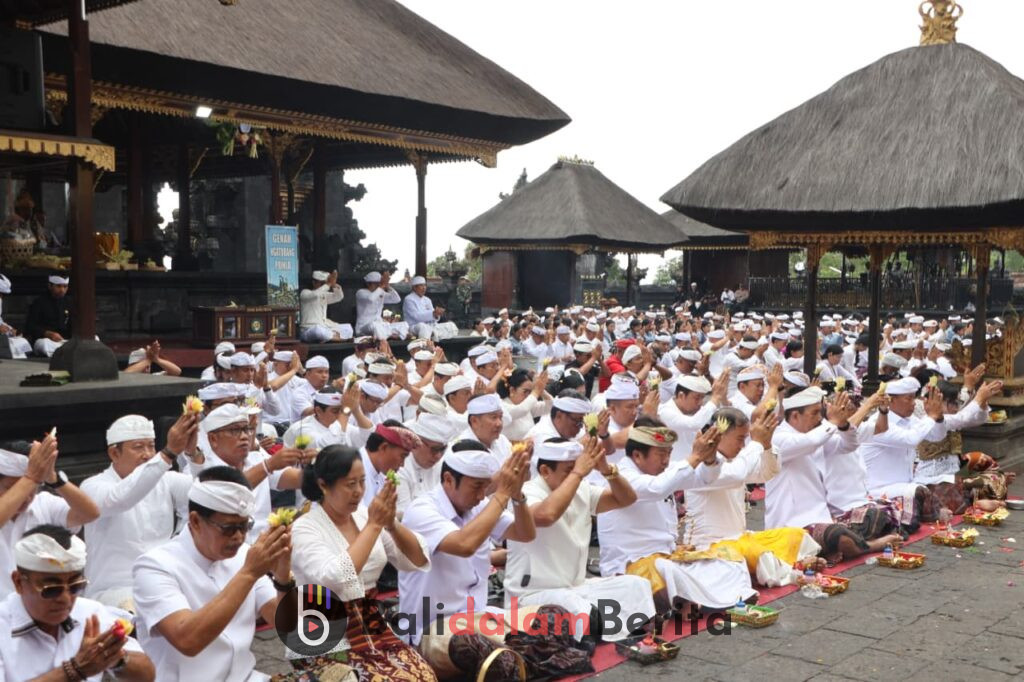 persembahyangan dimulainya Program Haluan 100 Tahun Bali sekala dan niskala. balidalamberita/istimewa