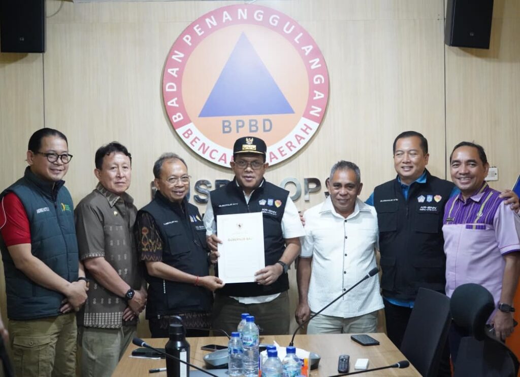 Gubernur Bali Wayan Koster bersama solidaritas untuk NTT